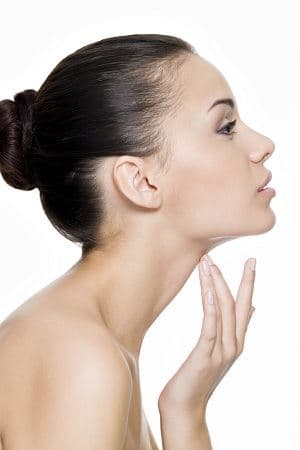 DEKOLTE VE BOYNUNUZA NEMLENDİRİCİ KREM KULLANMAK NEDEN ÖNEMLİDİR?