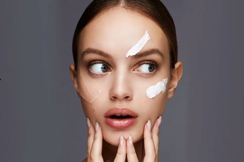 MAKYAJ BAZI NEDİR? MAKYAJ BAZI NE İŞE YARAR? EN İYİ MAKYAJ BAZLARI NELERDİR?