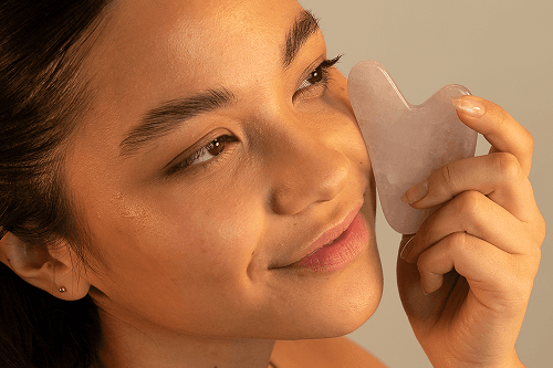 GUA SHA İLE YÜZ MASAJI NASIL YAPILIR?