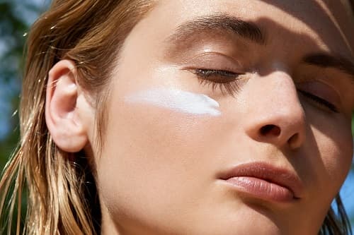 GÜNEŞ KREMİ NASIL TEMİZLENİR?