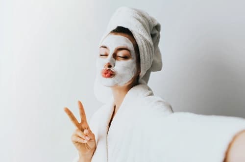 REGL DÖNEMİNDE CİLT BAKIMI NASIL YAPILMALI?