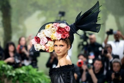 MET GALA 2024 ÖNE ÇIKAN SAÇ VE MAKYAJ GÖRÜNÜMLERİ