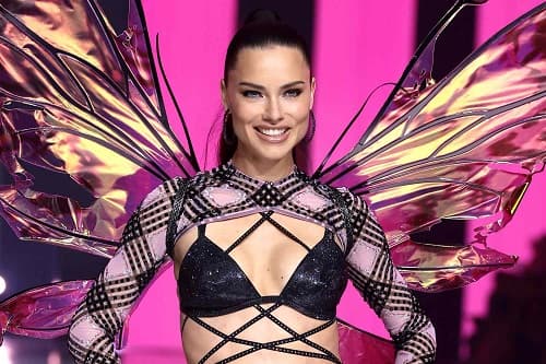VICTORIA’S SECRET GERİ DÖNDÜ: MELEKLERİN MAKYAJI İÇİN İHTİYACINIZ OLAN 6 ÜRÜN