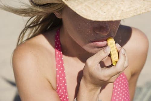 GÜNEŞTEN YANAN DUDAKLAR İÇİN KURTARICI BAKIM REHBERİ