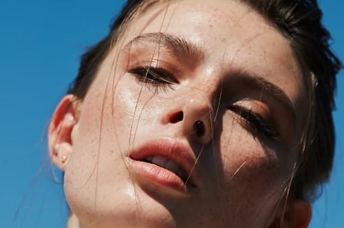 CİLDİNİZİ YAZ AYLARINDA YETERİNCE İYİ TEMİZLİYOR MUSUNUZ?