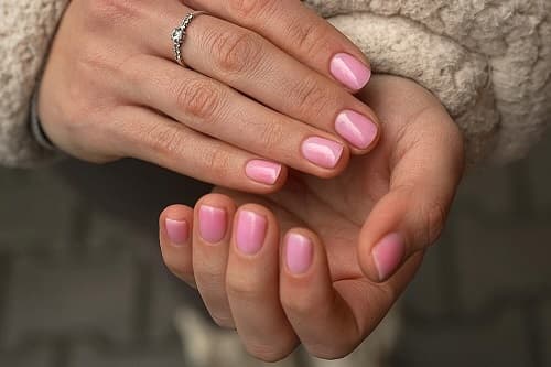 STRAWBERRY JELL-O NAILS TRENDİ: YAZIN EN TATLI MANİKÜR AKIMI