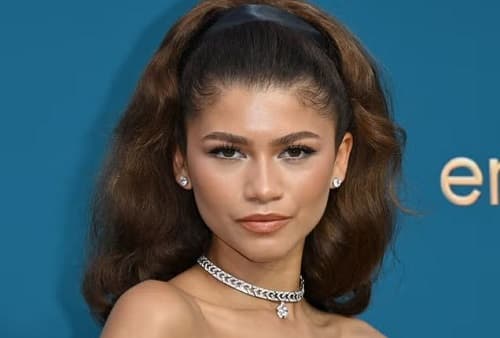 DUDAK ODAKLI MEZUNİYET MAKYAJI: KIRMIZI MI NUDE MU?