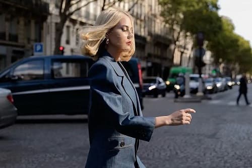 KALIN TELLİ SAÇLAR NASIL DAHA KOLAY ŞEKİL ALIR?