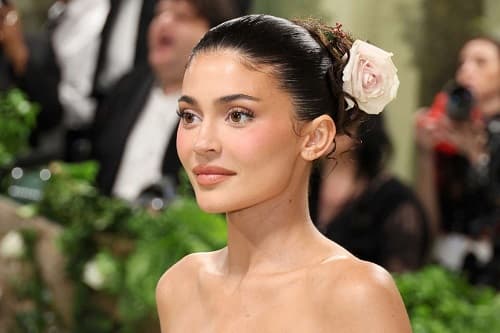 PROFESYONEL MAKYAJ ARTISTLERİN KULLANDIĞI 10 NİŞAN MAKYAJI ÜRÜNÜ