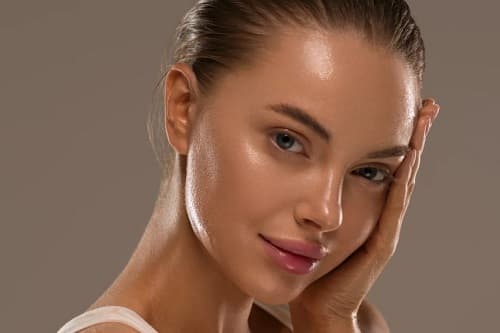 MÜKEMMEL CİLT GÖRÜNÜMÜ İÇİN MAKYAJ KOLEKSİYONUNUZDA OLMASI GEREKEN ÜRÜNLER