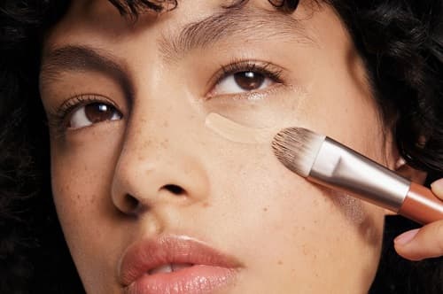 GÖZ ALTI KAPATICI HATALARI: DAHA GENÇ GÖRÜNMEK İÇİN KAÇINMANIZ GEREKEN 5 YANLIŞ