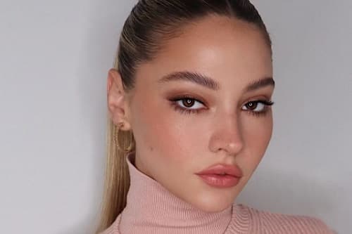 DOĞAL GÖRÜNÜM İÇİN GÜNLÜK MAKYAJ REHBERİ