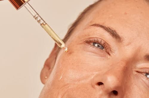 ZAMANA MEYDAN OKUMANIN SIRRI: ANTI-AGING İÇİN RETİNOL KULLANIMI NASIL OLMALI?