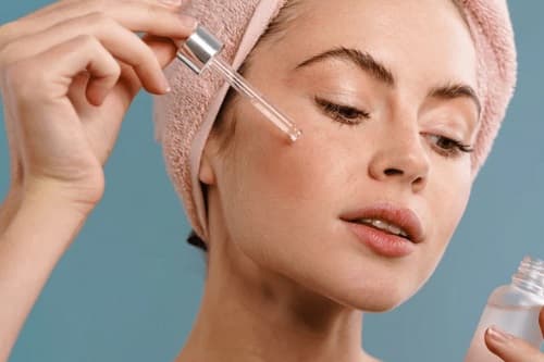 NEM & DOLGUNLUK BİR ARADA: CİLT BAKIMINDA HYALÜRONİK ASİT KULLANIMI