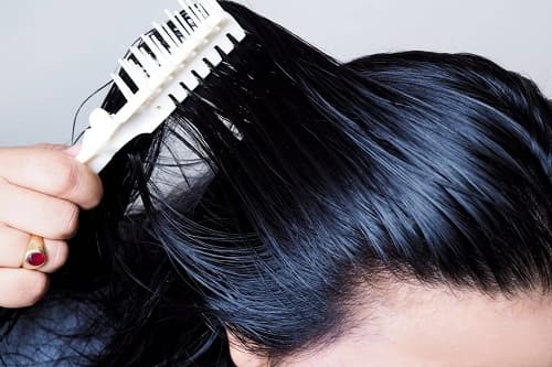 YAĞLI SAÇLARLA BAŞA ÇIKMANIN YOLLARI