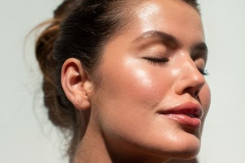 HAFİF DOKULU ÜRÜNLERLE CİLT LEKESİ NASIL GİZLENİR?