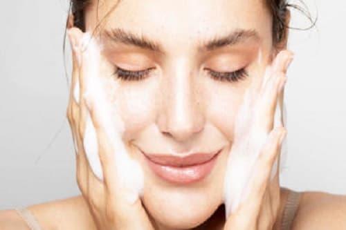 YÜZ TEMİZLEYİCİLER ARASINDAKİ FARKLAR NELER? HANGİSİ SİZE UYGUN?